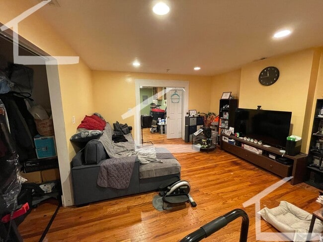 Building Photo - 293 Main St