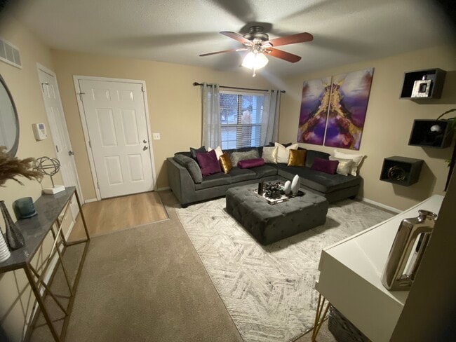 living room - 602 Woodcrest Blvd