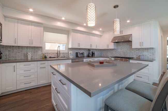 Gorgeous gourmet kitchen - 524 14th St
