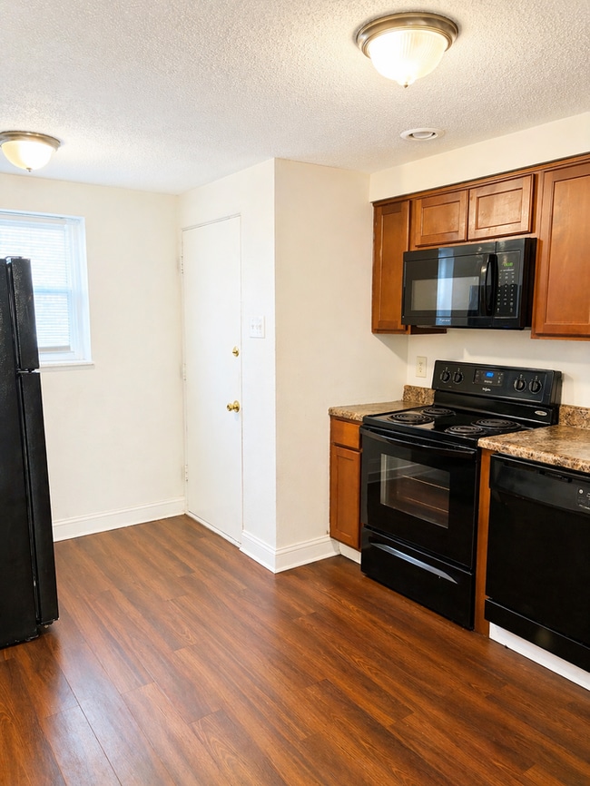 Photo - 978 Warder Ave