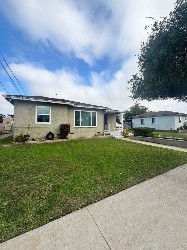 Building Photo - Spacious 3BR 1BA on 5th & I St! Large hous...