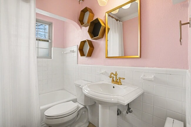 Baño con bañera - 1409 Ivy St