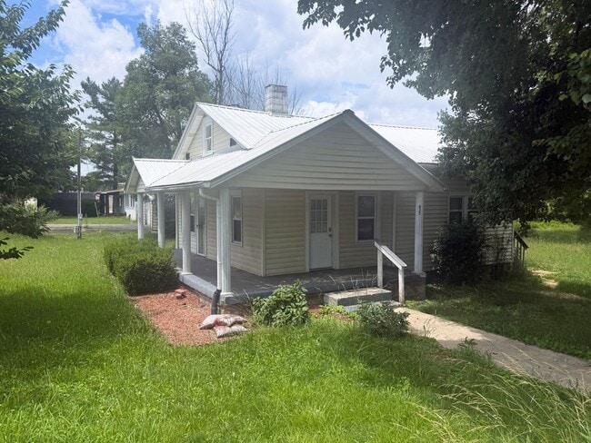 Building Photo - Charming 3-Bedroom Home in the Heart of Monterey with Large Yard & Garage