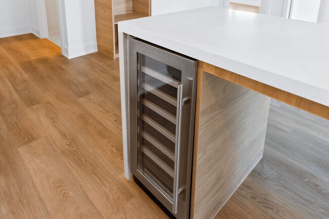 Photo - 200 Redpath Ave