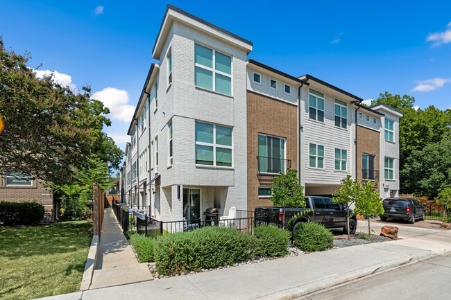 Building Photo - 1 bedroom with office and yard in beautiful Lakewood!