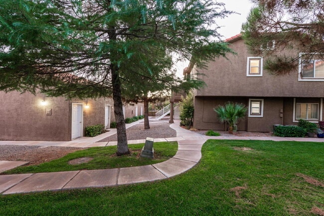 Building Photo - "2-Bedroom Condo Retreat in Saint George -... Unit 12