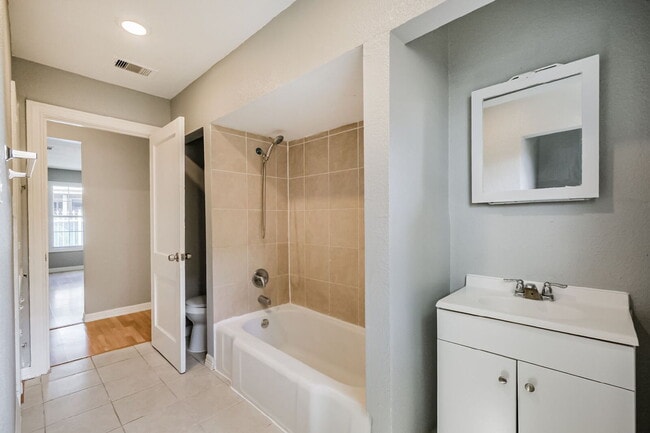 Photo - Charming Front Unit Unidad A