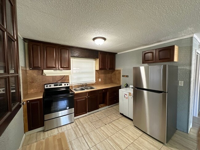 Building Photo - 117/119 Pindal Circle - Duplex Unit 117 Pindal Circle