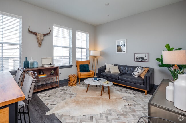 1BR, 1BA - B - 635SF - Living Room