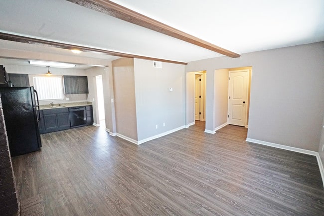 1BR, 1BA - 752SF - Deluxe Living Room