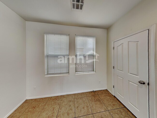 Photo - 3282 E Oakland St
