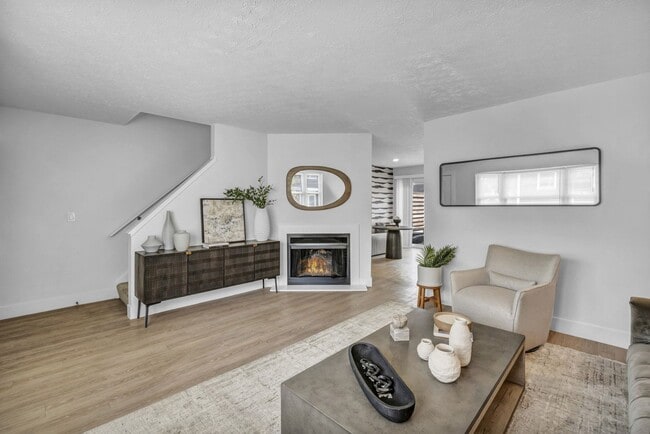 Diamond Townhome - Cozy Wood-Burning Fireplace