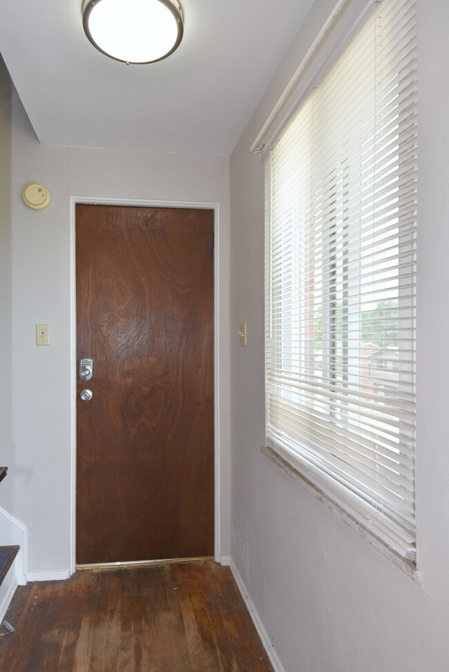 Front Unit Entry - 3152 Glendale Ave Unit 1