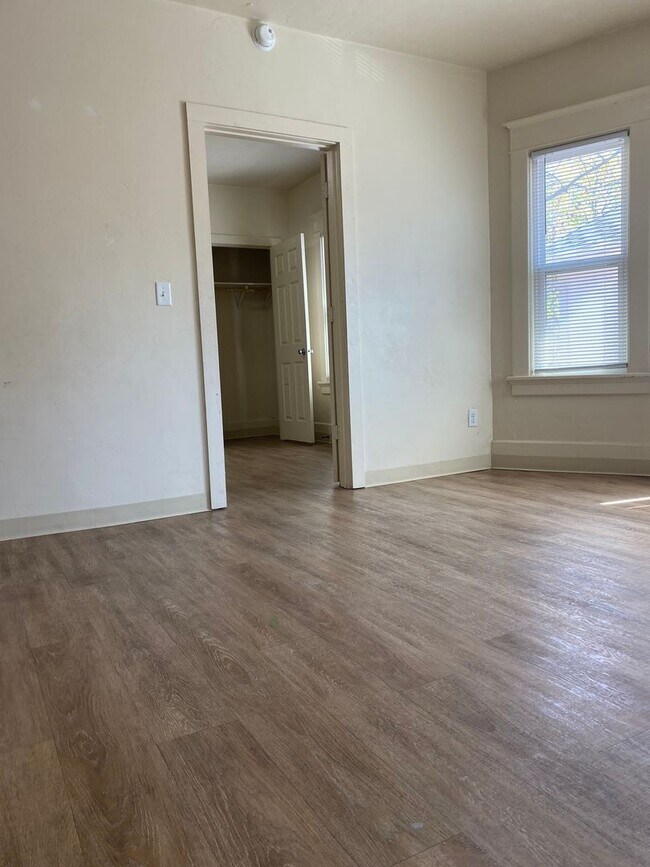 Photo - 225 N Ashland Unit upper