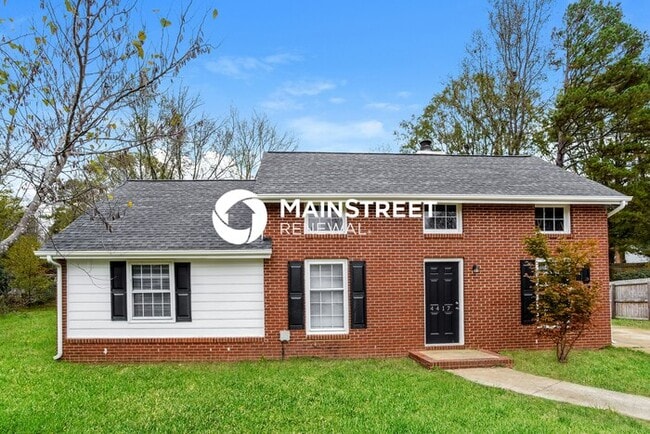 Building Photo - 3 Bedroom Pet-Friendly Home in Charlotte, NC with Main Street Renewal