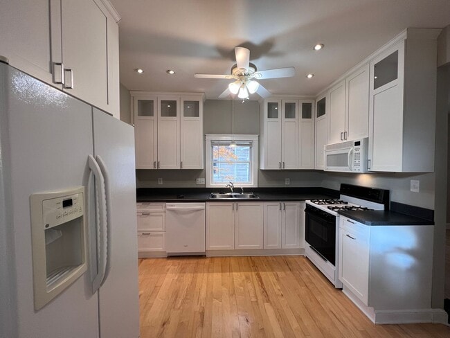 Photo - Welcoming Victorian with Modern Comforts *...