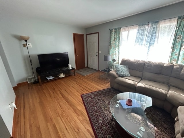 pisos de madera noble y armario de entrada - 7215 18th Ave S