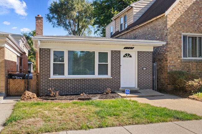 Building Photo - 7709 S Champlain Ave Rental