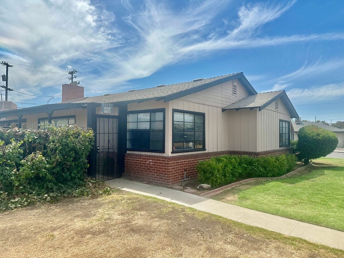 3204-3208 E Normal Ave - 3204-3208 E Normal Ave Unit 3208 E Normal Ave