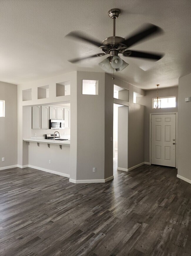 4 Bedroom 2 Bathroom with 2 car garage off... House House Rental in