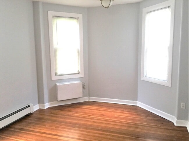 Building Photo - 142 Humboldt Ave Unit 9