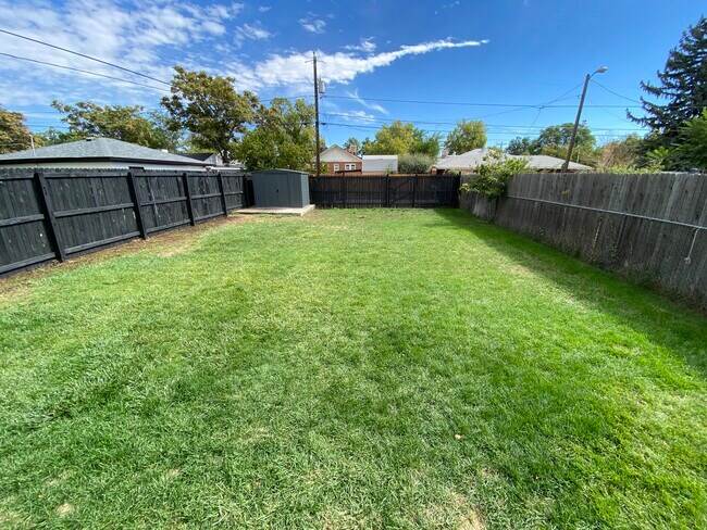 Private fenced Backyard - 2212 Perry St Unit 2212