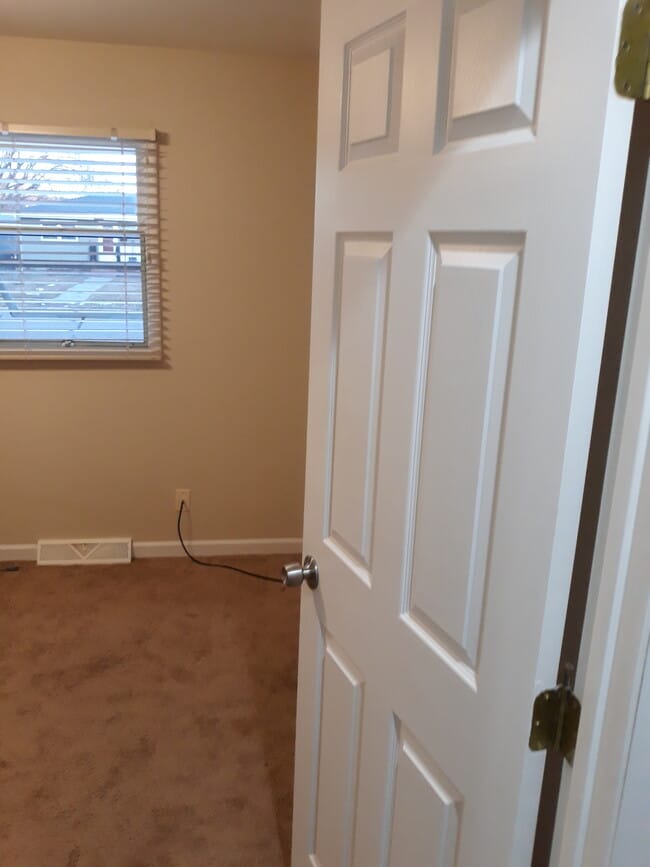 Building Photo - 2550 Wyoming Ave Unit Upstairs Rental