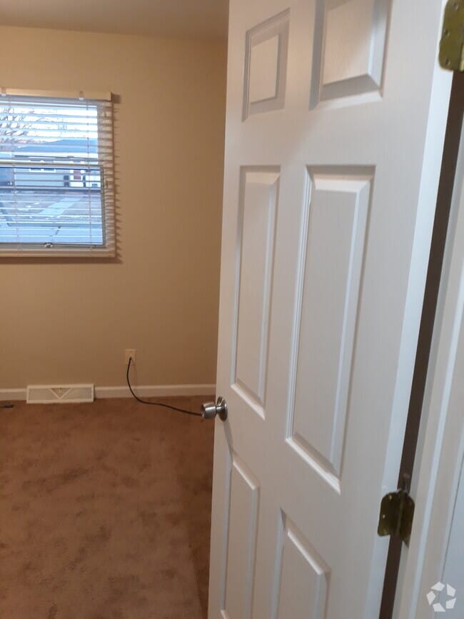 Building Photo - 2550 Wyoming Ave Unit Upstairs Rental
