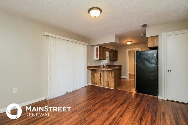 Photo - 3125 Orleans Way S