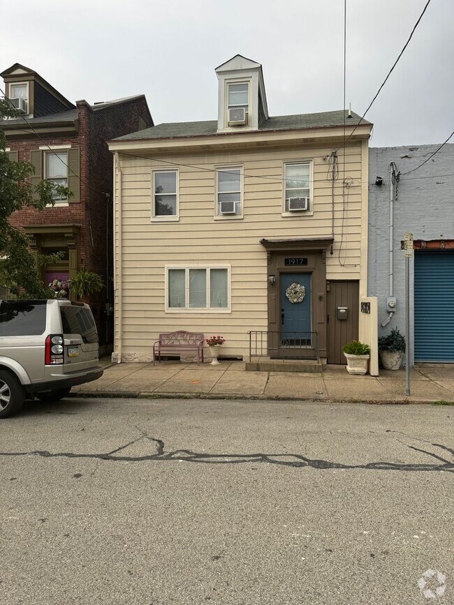 Building Photo - 1917 Mary St Rental