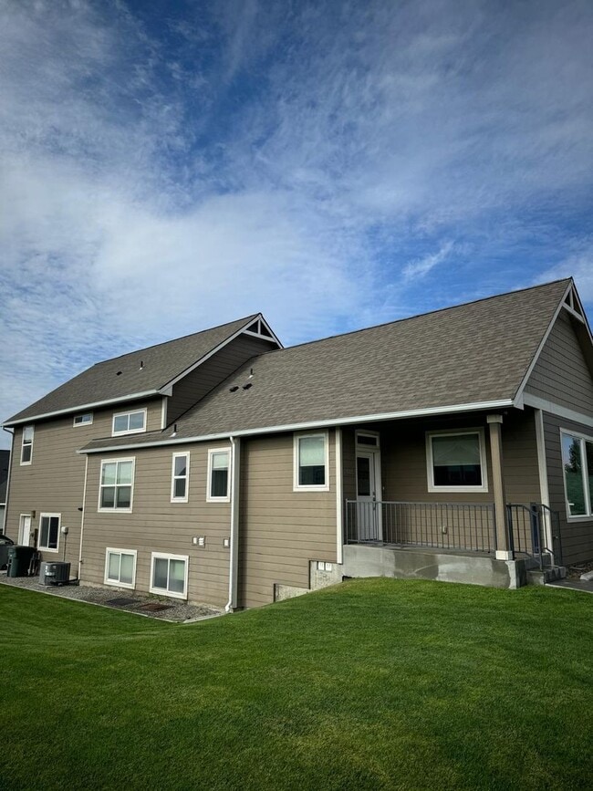Building Photo - Spacious Duplex in Badger Mountain South