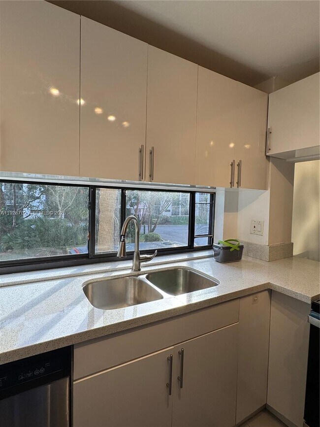 Photo - 17021 N Bay Rd Unidad 226