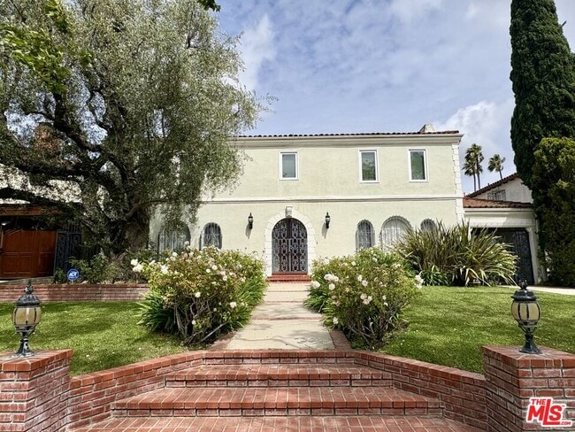 Building Photo - 414 N Las Palmas Ave