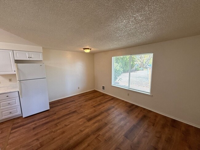 Photo - 150 Manbrin Dr N