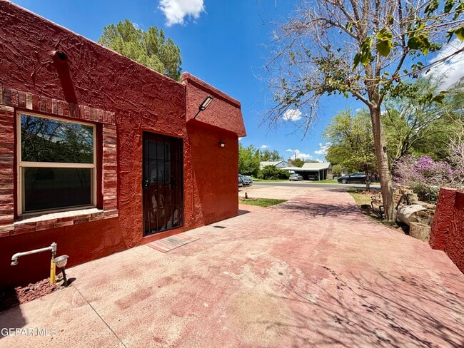 7404 Franklin Dr