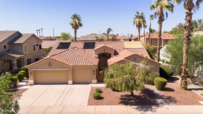 Building Photo - Gorgeous Everything you Need 4Bedroom plus Den Chandler Home!