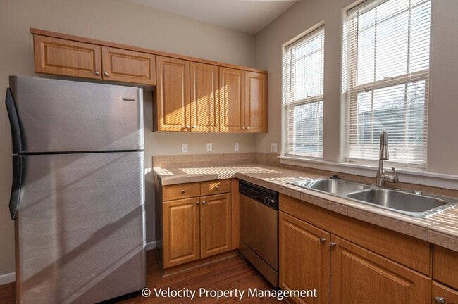 Photo - NW Redmond Townhome - Recently Remodeled with all new flooring and paint!