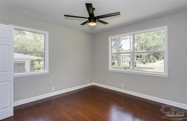 Photo - 635 W Lee St
