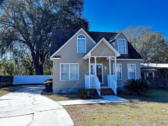Photo - Spacious 4 Bedroom 2.5 Bath Single Family Home. Large Fenced in Yard. Front Porch. Garage.