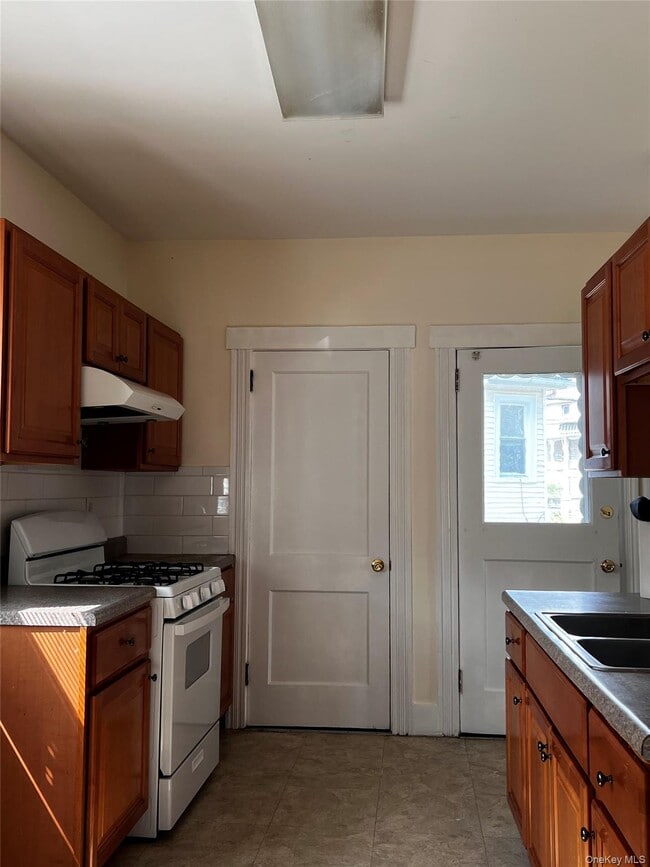 Building Photo - 187 Wickham Ave Rental