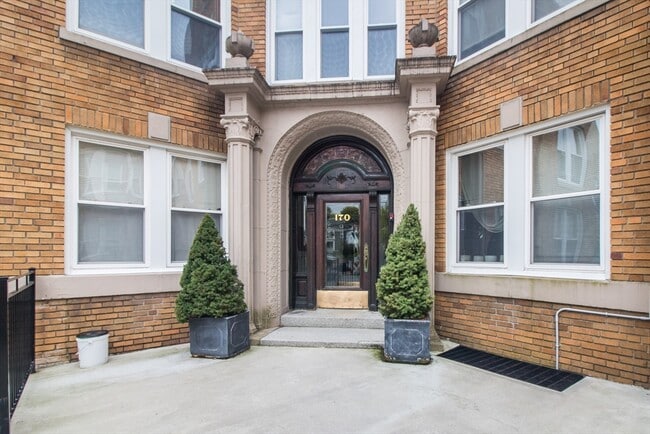 Building Photo - 170 Maple St Unit 110