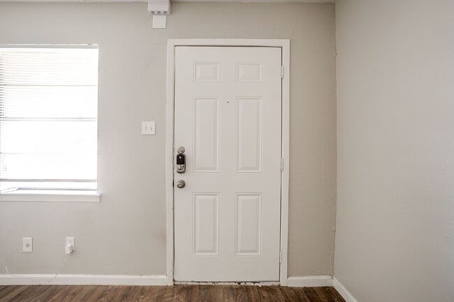 Photo - Charming 2-Bedroom Duplex- Recently Updated! Apartamento