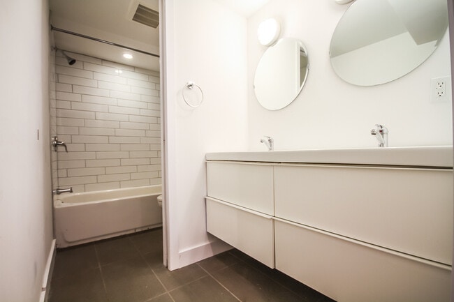 Photo - 1148 Woodroffe Ave