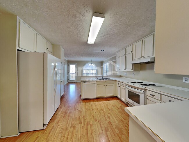 Photo - 700 Rosehill Ln