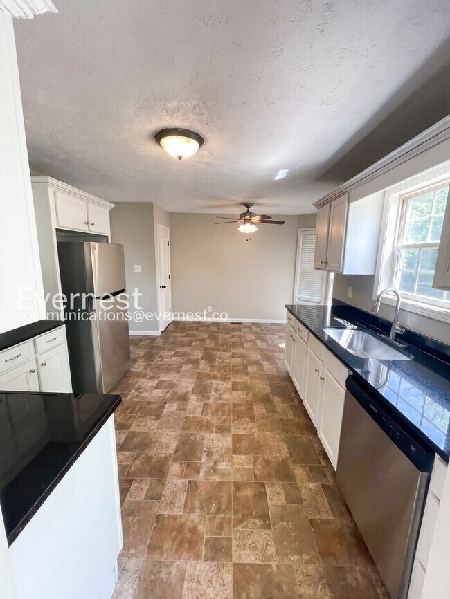 Photo - 1504 Apache Way