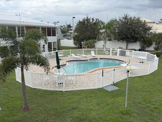 Vista a la piscina - 22333 Edgewater Dr Unidad B4
