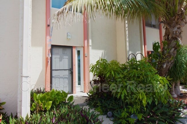Building Photo - 5822 16th Ln S Unit Apt 4