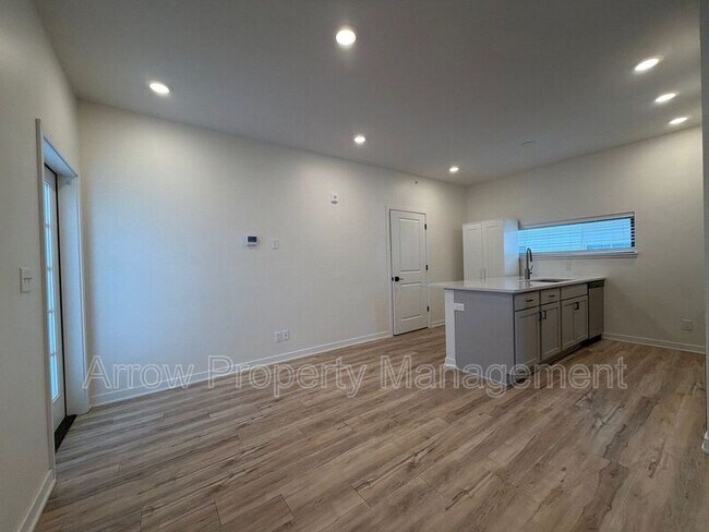 Photo - 2230 R St Unidad 8