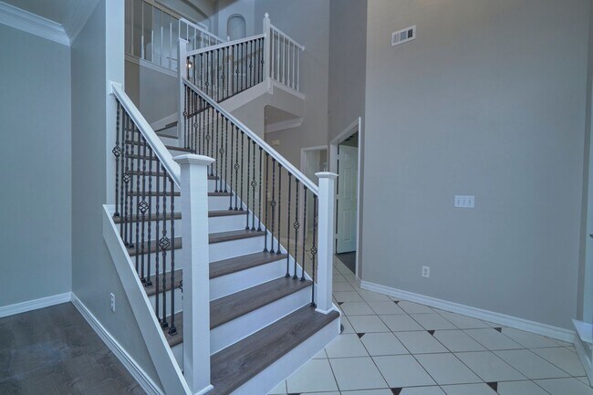 Photo - Mission Ridge beauty-4 bedroom 3 1/2 bath-...
