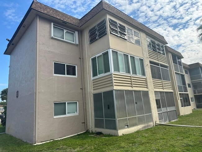 Building Photo - 715 Lori Dr Unit 201